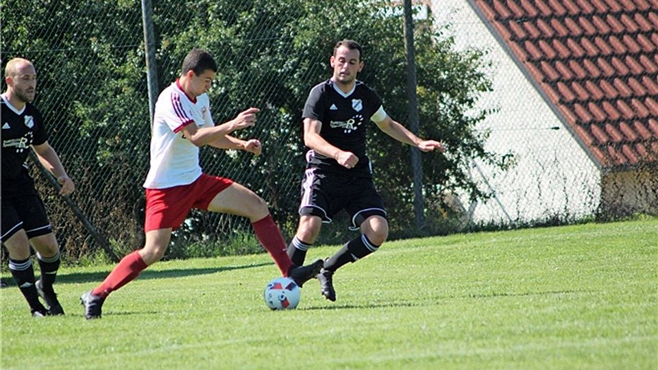 FC Teugn (schwarz) schoss sieben Tore. Foto: Roloff