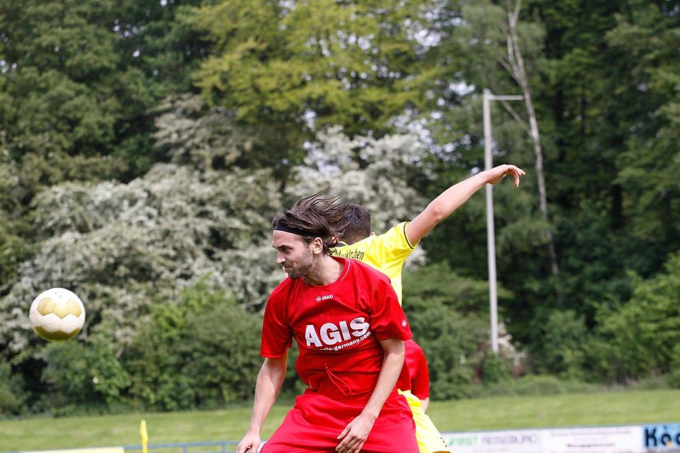F: Ostermann  Korbinian Beckers und Suat Ekren streiten sich in der Luft um den Ball