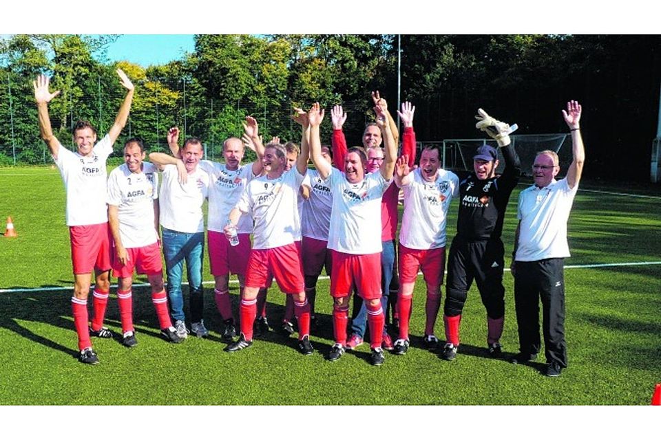 So sehen Sieger aus: die Ü-50-Mannschaft des FC Hennef 05 Foto: Privat