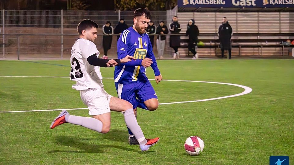 Der Bouser Rubin Demir (links) zeigt im Testspiel gegen den SC Roden am 11. Februar vollen Einsatz. Der Landesligatabellenführer gewann die Partie mit 2:1.