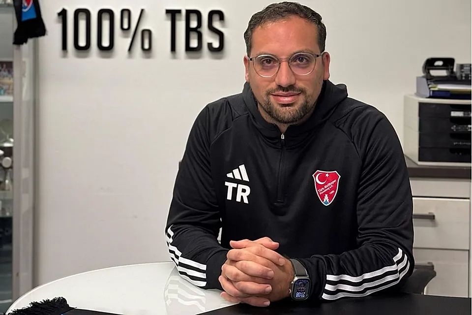 Burak Bayram gibt die Marschroute vor: Der Coach von TBS Pinneberg sieht sein Team nach dem perfekten Saisonstart gefestigt – und will den erneuten Anlauf in Richtung Oberliga mit voller Überzeugung angehen.