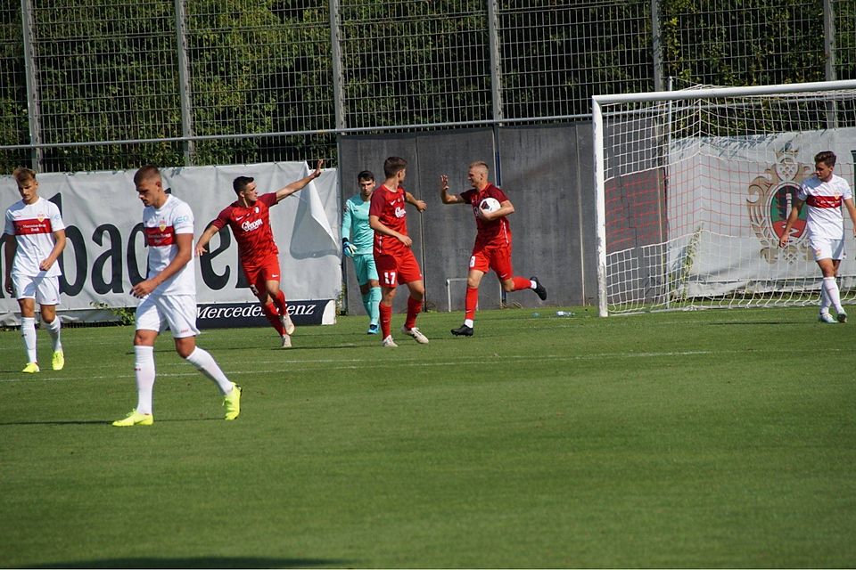 Daniel Schelhorn (rechts, Ball im Arm) klatscht mit Lukas Lindner (Mitte) und Benjamin Kurz ab. Das Tor brachte Ilshofen auf 2:5 gegen den VfB Stuttgart II heran (Endstand 3:7). Am Samstag tritt der TSV gegen den SV Linx an.   