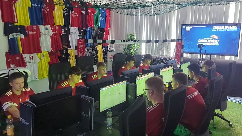 Konzentriert am Controller: Die Borther E-Sportler kämpfen nun auf einem höheren Level.