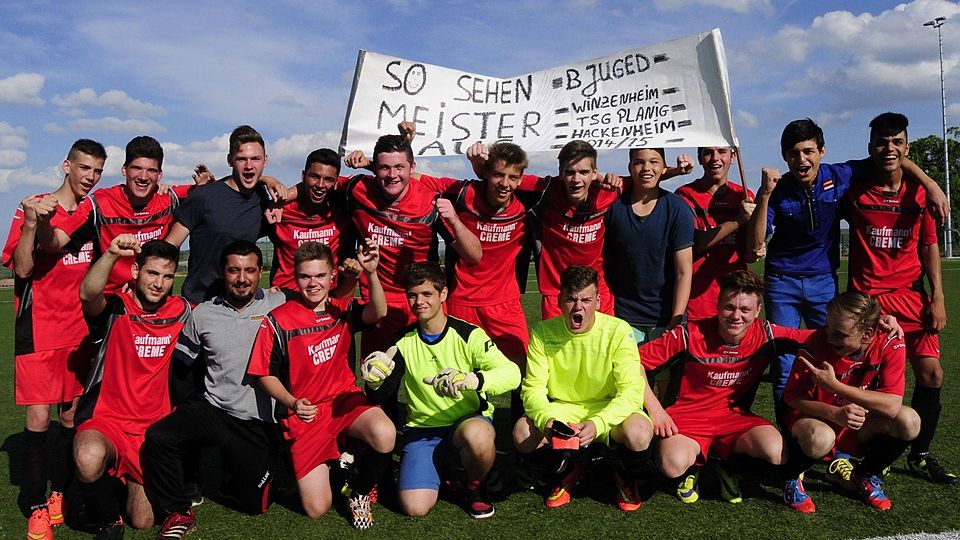 So sehen Sieger aus: Die B-Jugend der SG Winzenheim/Planig/Hackenheim feiert die Meisterschaft. Foto: Heidi Sturm