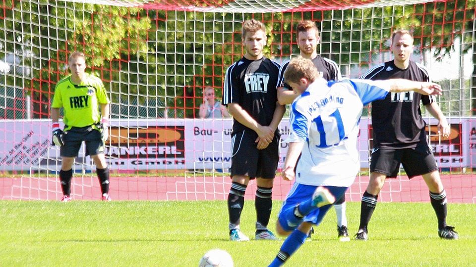 Tobias Simml (Vordergrund) zeigte eine gute Leistung, scheitert in dieser Situation jedoch an Torhüter Lucas Bindl. Foto: Groitl