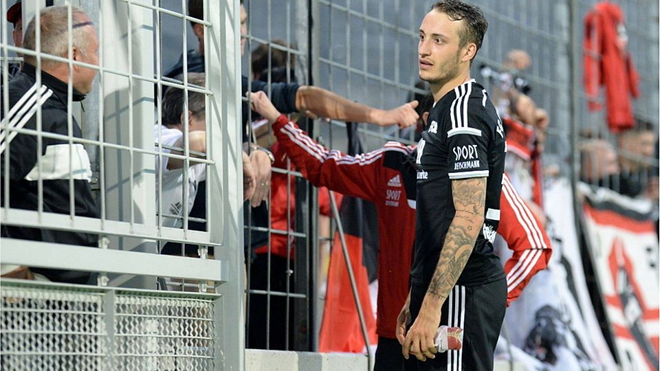 Michael Geldhauser verabschiedet sich von den Fans des FC Memmingen und wechselt - zum Lokalrivalen nach Illertissen. F: Leifer
