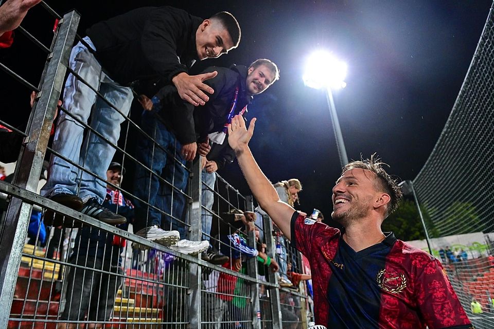 Simon Skarlatidis (Unterhaching, 30) bedankt sich bei den Fans, bedanken, Dank, Feiern, optimistisch Simon Skarlatidis (Unterhaching, 30) bedankt sich bei den Fans, bedanken, Dank, Feiern, optimistisch