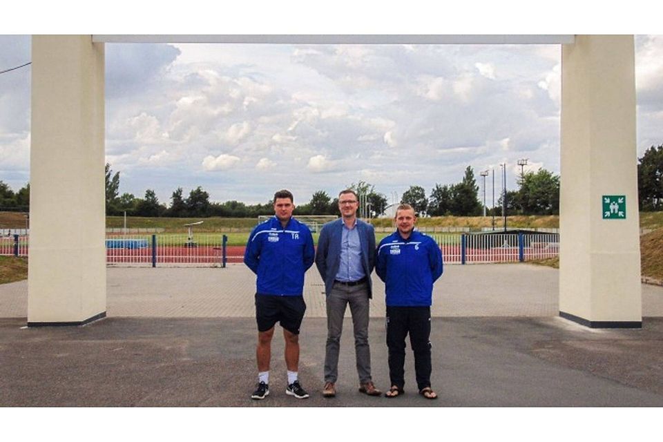 Trainervorstellung in Gohlis: Neu-Coach Manuel Kienitz wurde vom Abteilungsleiter Fußball Sascha Schierach und SG-Kapitän Philipp Niewerth (von links) am neuen Arbeitsplatz begrüßt.  Quelle: SG MoGoNo
