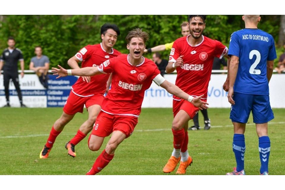 Masahiro Endo (links) Okay Yildirim (rechts) und Björn Jost strahlen mit der Sonne um die Wette. Der Siegener Kapitän hatte die Sportfreunde gerade mit 1:0 in Führung gebracht. Foto: fst