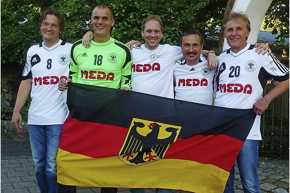 Trainer Hugo Faul (r.) weiß, wie man dem Gegner die Zähne zieht ? und Jörg Beer, Thomas Kobes, Volker Kleemann, Steffen Güttler (v. l.) wissen, wie man zwischen Familienurlaub und Fachkongress Weltmeister wird. F: privat Trainer Hugo Faul (r.) weiß, wie man dem Gegner die Zähne zieht ? und Jörg Beer, Thomas Kobes, Volker Kleemann, Steffen Güttler (v. l.) wissen, wie man zwischen Familienurlaub und Fachkongress Weltmeister wird. F: privat