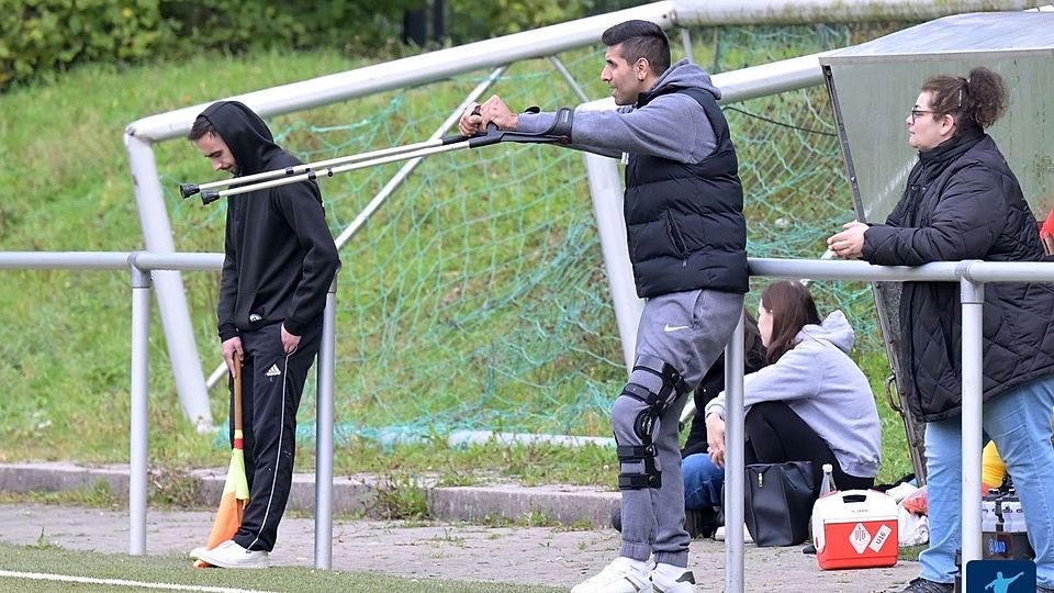 Muti Brim vollem Einsatz an der Seitenlinie.