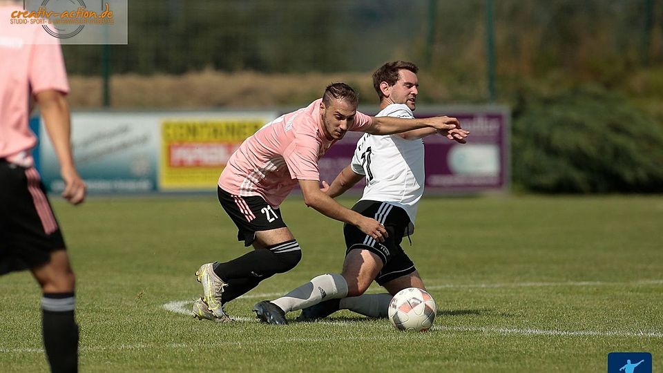 Rassige Zweikämpfe dürfen beim "Knaller" SpVgg Windischeschenbach (rosa Trikot) gegen Primus TSV Reuth (weißes Trikot) erwartet werden.