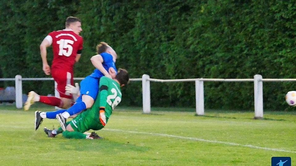Abgeräumt. Keeper Marlon Fuchs vs. Stürmer Tim Weiß