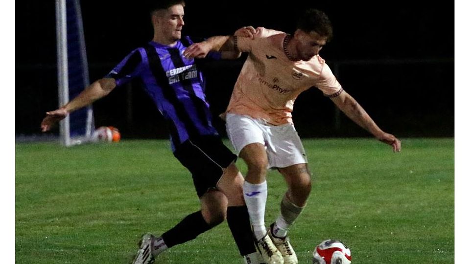 Im Flutlichtduell am Donnerstagabend gelingt Concordia Gernsheim der Sprung auf den zweiten Platz in der A-Liga Groß-Gerau. Pascal Sattler (links), hier im Duell mit Mörfeldens Giuliano Meise, sorgt in der neunten Minute der Nachspielzeit mit einem sehenswerten Eckballtor für den 3:2-Endstand.	Foto: André Dziemballa