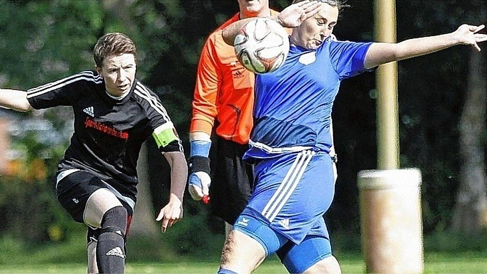 Den Blick für die gut postierte Mitspielerin hat Neuenbrooks Sandra Thormählen (l.), hier kommt  die Rotenhoferin   Carmen Wrede zu spät, um das Zuspiel zu verhindern. 0j