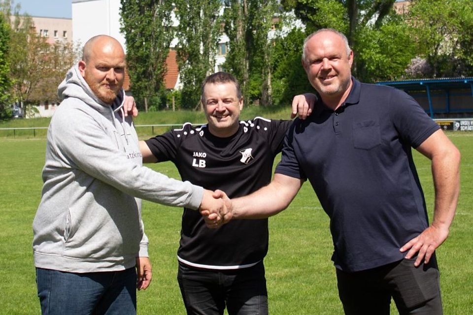Symbolische Trainerstab-Übergabe: Patrick Krombholz (links) mit Präsident Lars Bayer (mittig) und Matthias Köpp (rechts).