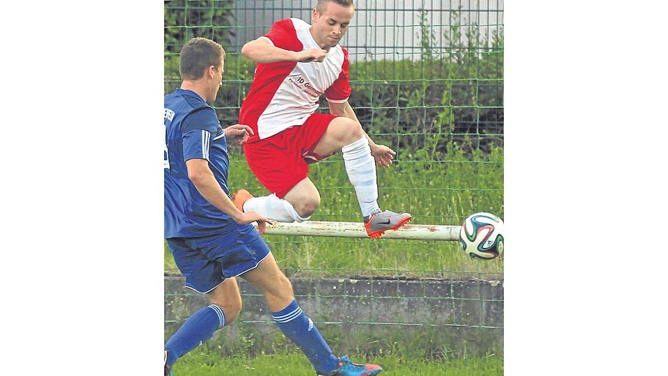 Man of the Match: Mirco Zimmermann (rechts) steuerte alle drei Treffer der Hochheimer gegen den FSV Abenheim bei. Hier hilft auch der Einsatz von Benedikt Helfen nichts.  Archivfoto: pa / Christine Dirigo