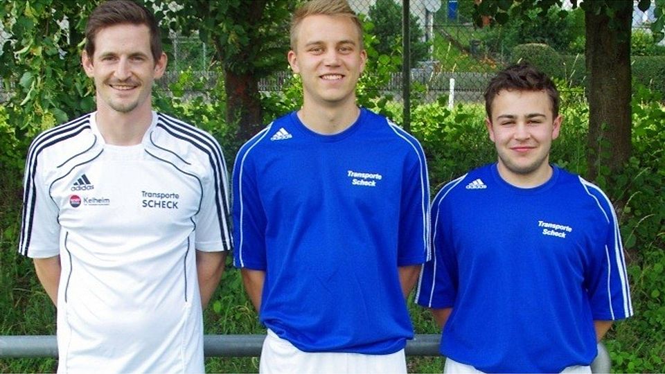Trainer Benjamin Eckert (l.) mit den Neuzugängen Ben Hornauer und Lukas Pfeiffer (r.). Foto: Schmautz