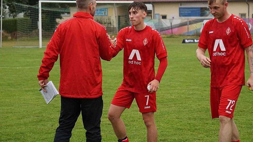Till Bachmann (mittig, Nummer 7) soll die linke Abwehrseite in Schmölln beackern. 
