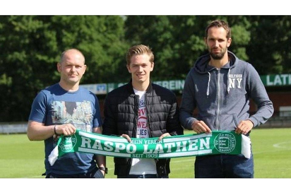 Julius Klaßen mit Lathens Teamkoordinator Thomas Gerdes (links) und Frank Gerdelmann (rechts). - Foto: Thomas Gerdes, Raspo Lathen.
