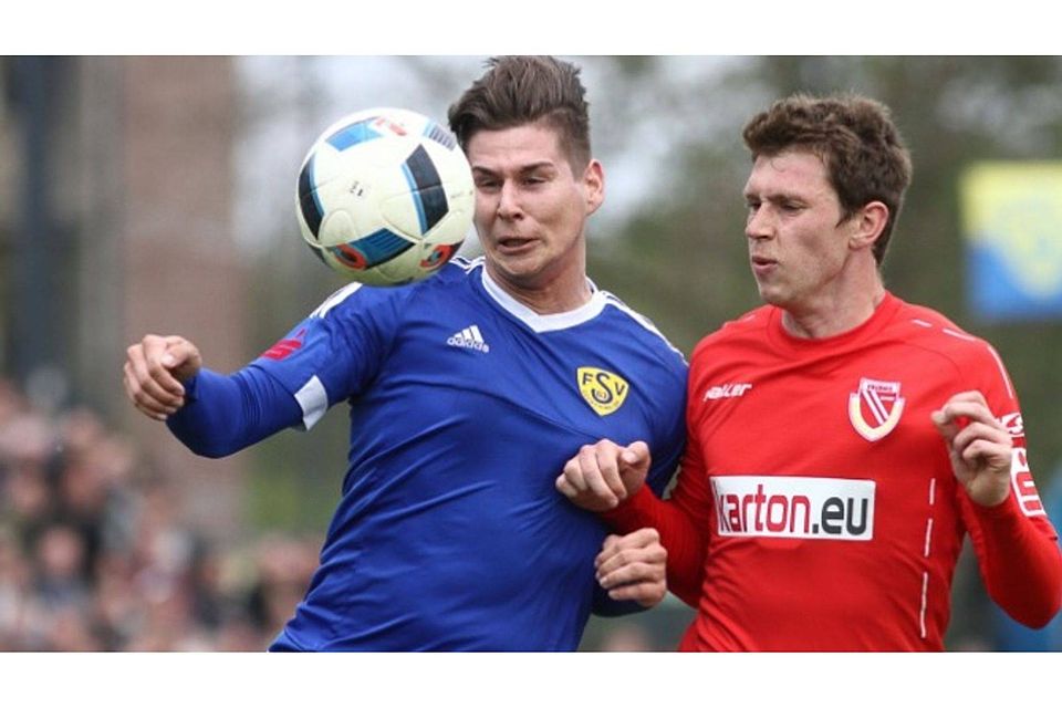 Tim Stober (in blau) wechselt aus der Regionalliga zum SV Merseburg 99.     F: Bock