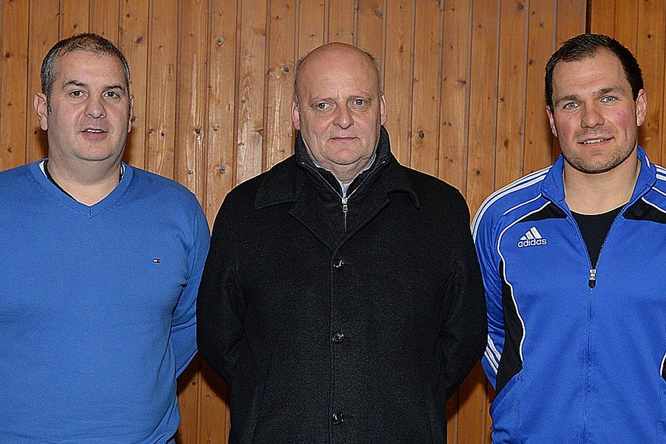 Rainer Amann (links) bleibt bis zum Sommer 2016 Trainer des Bezirksligisten TSV Ziemetshausen.Abteilungsleiter Georg Stötter (Mitte) stellte dabei auch noch Rückkehrer Norbert Maier (rechts)vor.  Foto: Ernst Mayer
