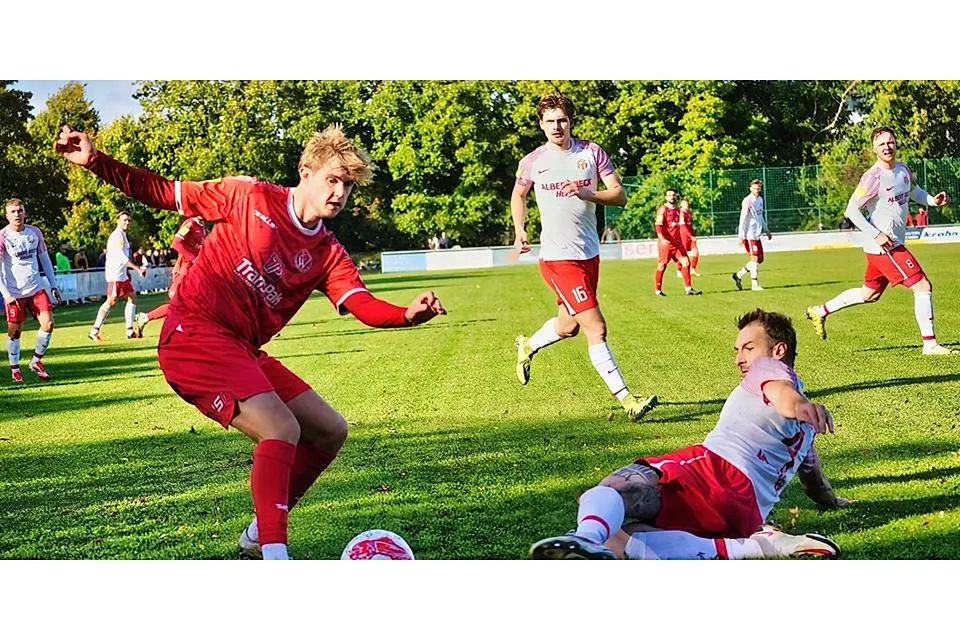 Wichtiger Dreier für Malte Höhn (l.) und den SC Waldgirmes: Der Fußball-Hessenligist gewinnt das Kellerduell gegen den CSC Kassel. © Peter Bayer