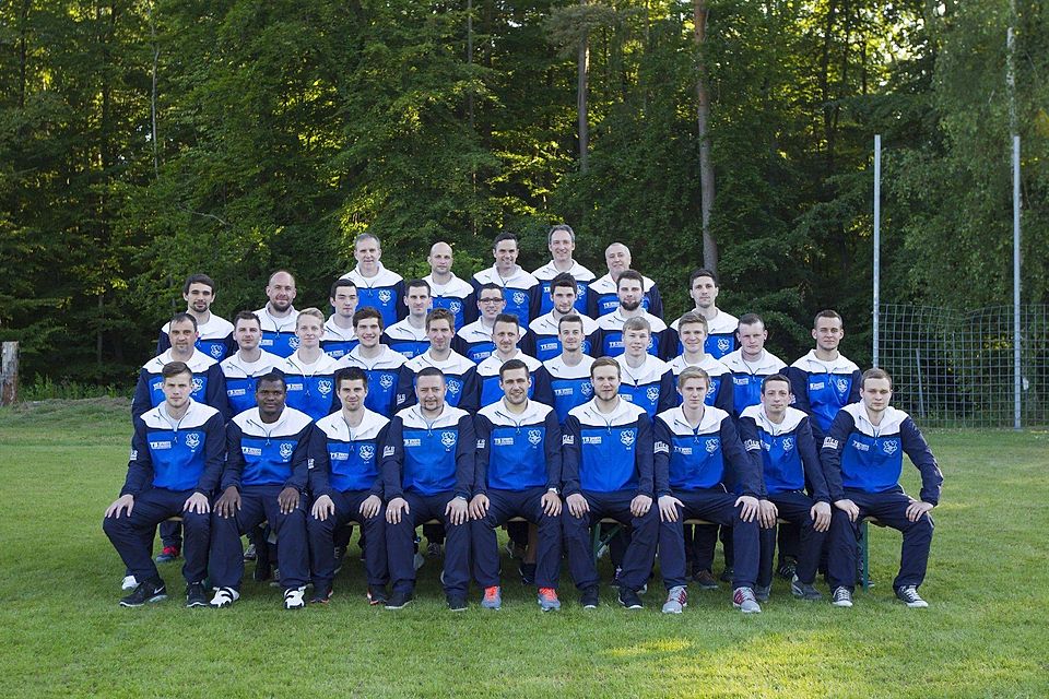 Ein Bild für die Ehrenwand: Die erste und zweite Mannschaft des SV Großsteinhausen haben jeweils den Titel gesichert und den Aufstieg in Bezirksliga und B-Klasse gemeistert. Foto: Marco Wille