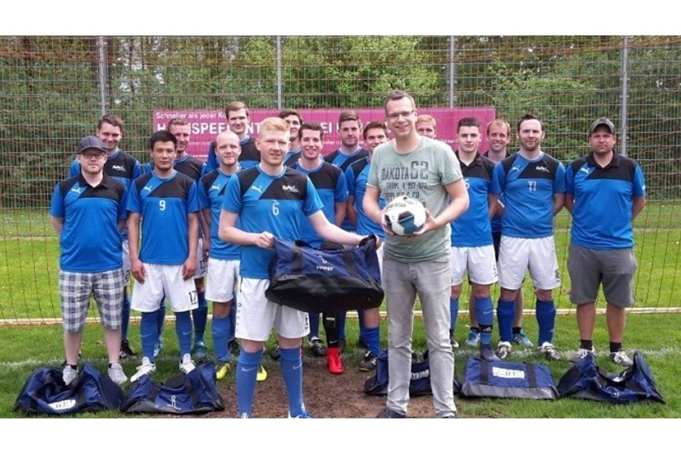 Der Vorsitzende des KFA, Holger Tripp (vorne rechts) beglückwünschte stellvertretend Spielführer Fabian Heghmans zur neuen Ausrüstung. Foto: Kreis Kleve-Geldern