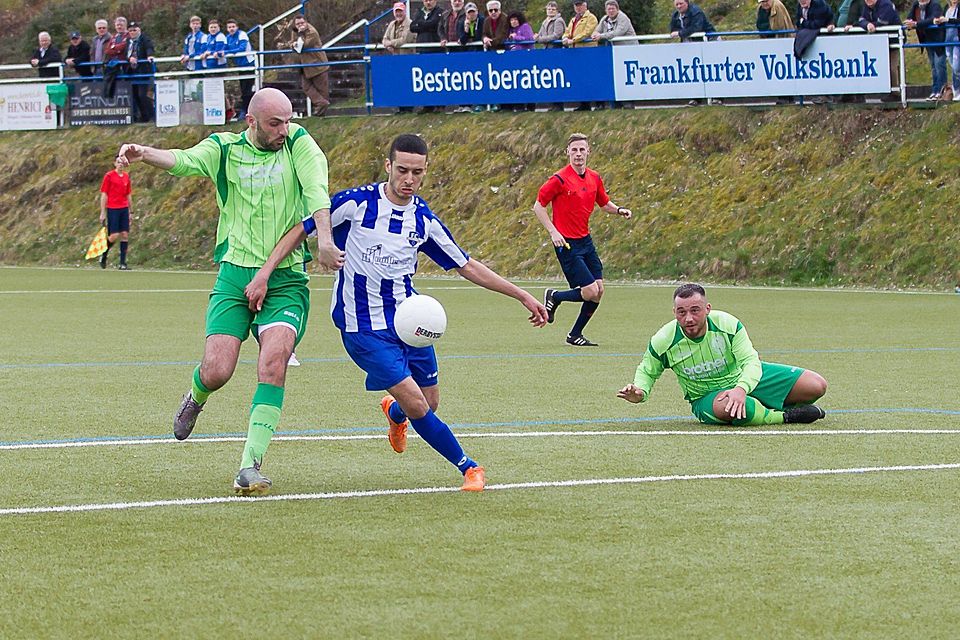Gleich fällt das 1:0: Achraf Gara Ali (rechts, FC Neu-Anspach) setzt sich gegen den Bad Vilbeler Alzemin Aljusevic durch.