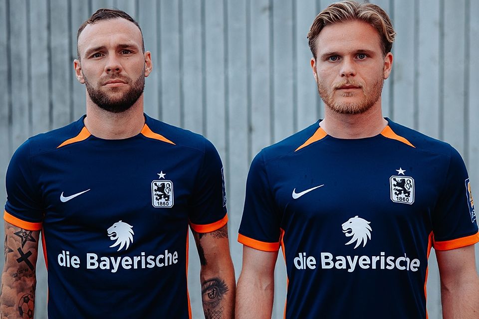Die Neuzugänge Patrick Hobsch (l.) und Thore Jacobsen (r.) posieren im neuen Auswärtstrikot des TSV 1860 München.