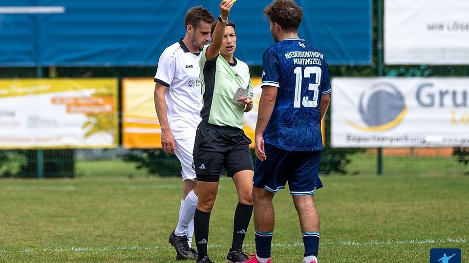 Schiedsrichterin Sarah Wörle zeigt Niedersonthofen Spieler Kilian Durach die Gelbe Karte