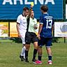 Schiedsrichterin Sarah Wörle zeigt Niedersonthofen Spieler Kilian Durach die Gelbe Karte