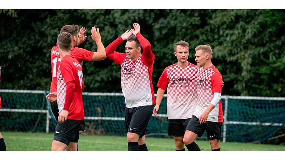Dürfen sich am Ende nach einer großartigen Moral noch über einen Zähler in der Fußball-A-Liga Wetzlar gegen den FC Cleeberg freuen: die Spieler des FC Cleeberg. (Archivfoto) © Jenniver Röczey
