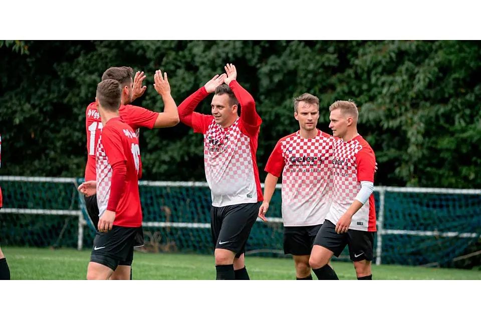 Dürfen sich am Ende nach einer großartigen Moral noch über einen Zähler in der Fußball-A-Liga Wetzlar gegen den FC Cleeberg freuen: die Spieler des FC Cleeberg. (Archivfoto) © Jenniver Röczey