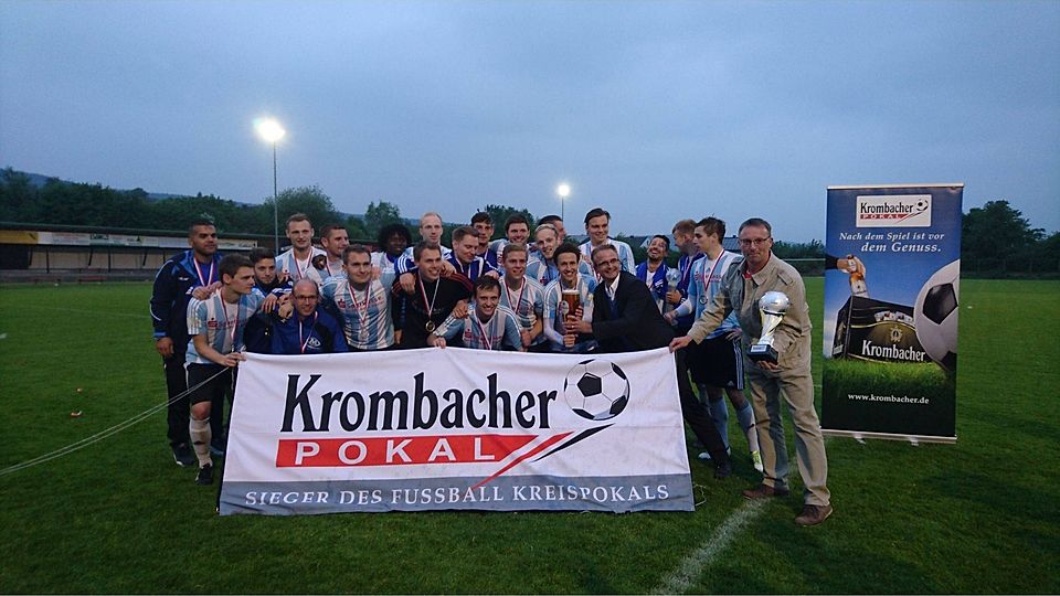 Kreispokalsieger 2016: Der FC Blau-Weiß Weser feierte in Willebadessen den Sieg im Kreispokalwettbewerb. Dieter Attelmann, (r.) Vorsitzender des Kreisfußballausschusses, überreichte die Trophäen.