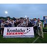 Kreispokalsieger 2016: Der FC Blau-Weiß Weser feierte in Willebadessen den Sieg im Kreispokalwettbewerb. Dieter Attelmann, (r.) Vorsitzender des Kreisfußballausschusses, überreichte die Trophäen.