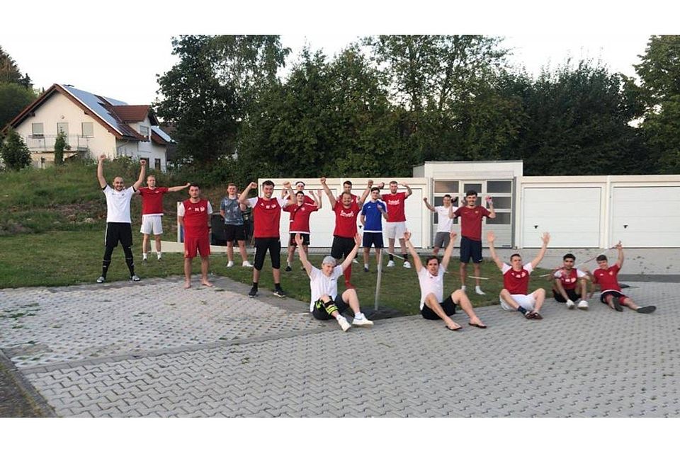 Die Spieler des Fußball-A-Ligisten Usinger TSG II freuen sich über den Aufstieg in die Kreisoberliga, den sie aufgrund des HFV-Beschlusses als Relegationsteilnehmer erreicht haben. 	Foto: UTSG
