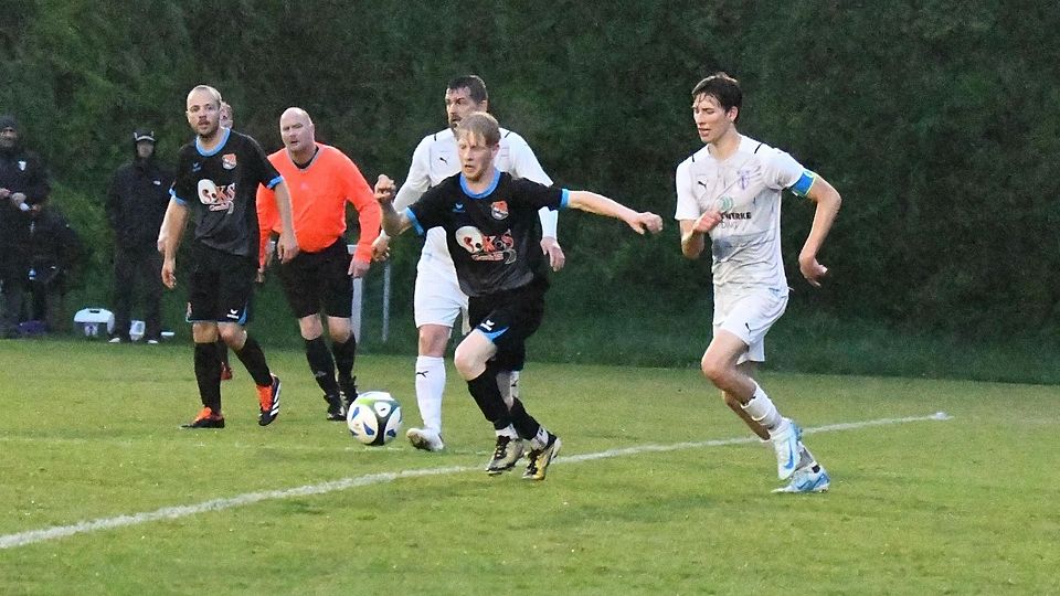 Der Tabellenführer fand zunächst gut in die Partie, jedoch konnten die Gäste dagegenhalten und selber einige Torchancen verbuchen.