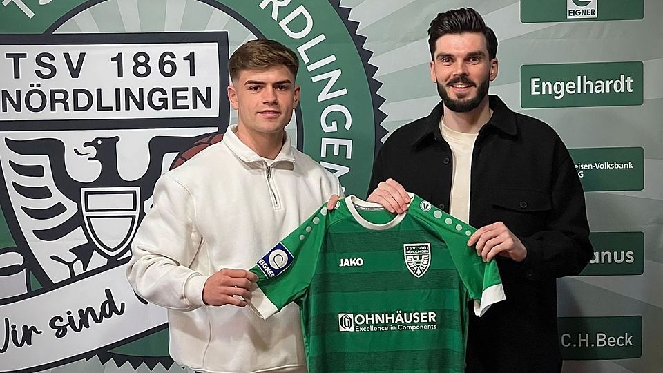 Nördlingens Sportlicher Leiter Julian Brandt (rechts) präsentiert den Nördlinger Neuzugang Edwin Tarakan.