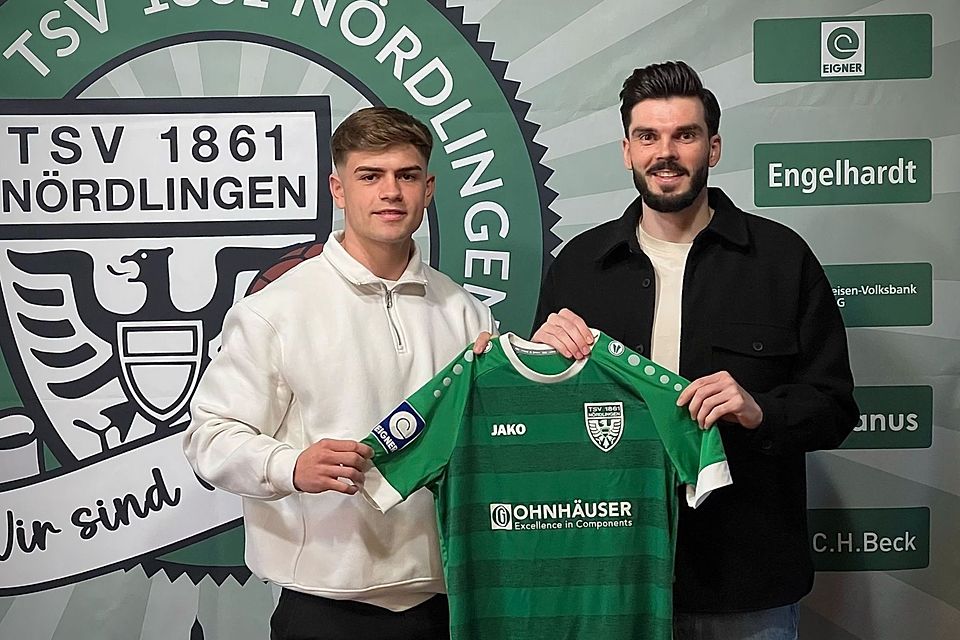 Nördlingens Sportlicher Leiter Julian Brandt (rechts) präsentiert den Nördlinger Neuzugang Edwin Tarakan.