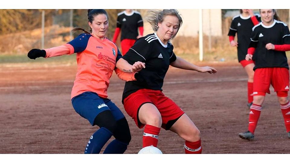 Susanna Graf (rechts im Zweikampf mit der Bornheimerin Nicole Stilger) und die SG Angelburg wehrten sich in Lixfeld nach Kräften, mussten im Hessenpokal-Achtelfinale aber letztlich eine 0:5-Niederlage hinnehmen. Foto: Jens Schmidt 