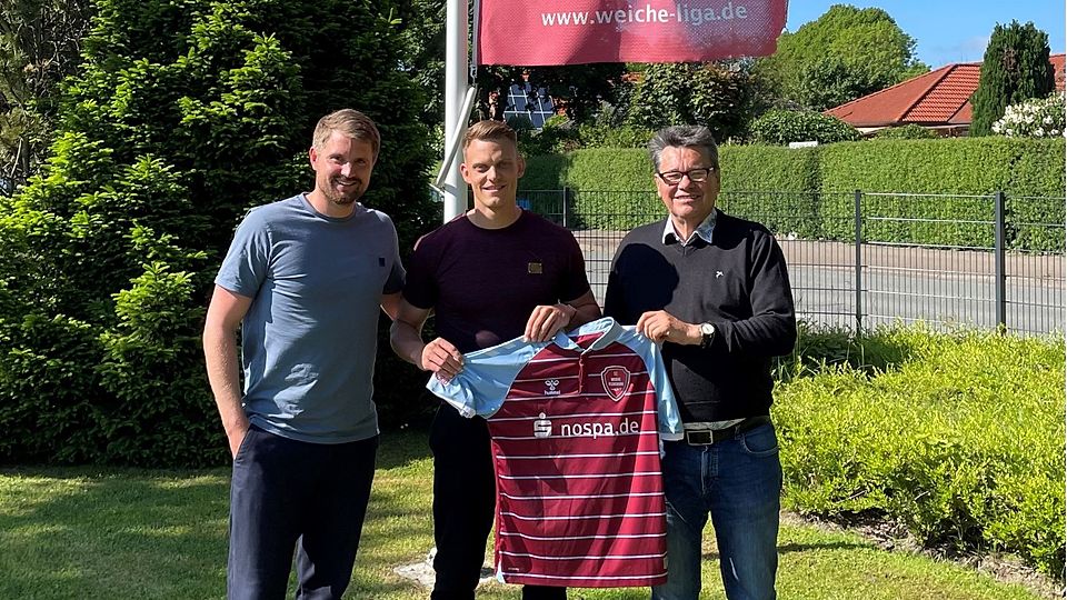 Rene Guder mit Geschäftsführer Finanzen Harald Uhr und Geschäftsführer Sport Christian Jürgensen.