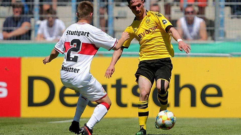 A-Jugend-Champion: Tobias Mißner (rechts) setzt sich mit dem BVB in einem verrückten Finale gegen den VfB Stuttgart um Manuel Reutter durch.	Foto: imago