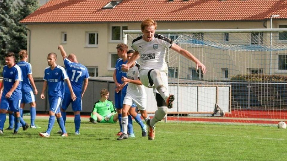 Der Matchwinner: Sergej Rutkowski (vorne) dreht jubelnd zum 1:1-Ausgleich ab und besorgt später den 2:1-Siegtreffer für die TSG Ailingen. Foto: alho