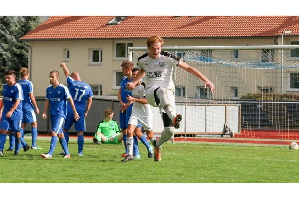 Der Matchwinner: Sergej Rutkowski (vorne) dreht jubelnd zum 1:1-Ausgleich ab und besorgt später den 2:1-Siegtreffer für die TSG Ailingen. Foto: alho