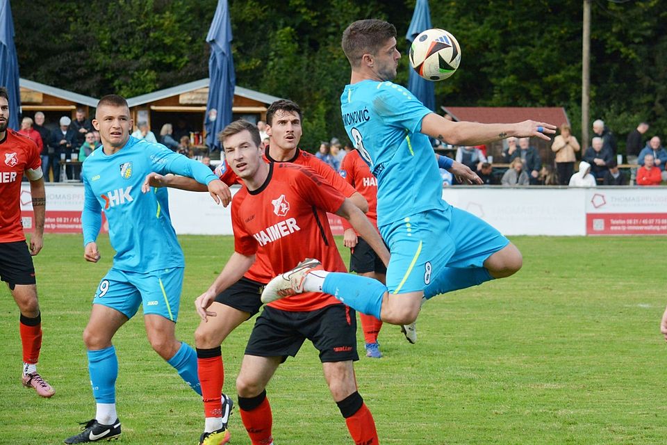 Kevin Makowski (links) beobachtete, wie Aystettens Torjäger Stefan Simonovic im Heimspiel gegen Aindling große Sprünge machte. Den Siegtreffer bereitete Simonovic vor.