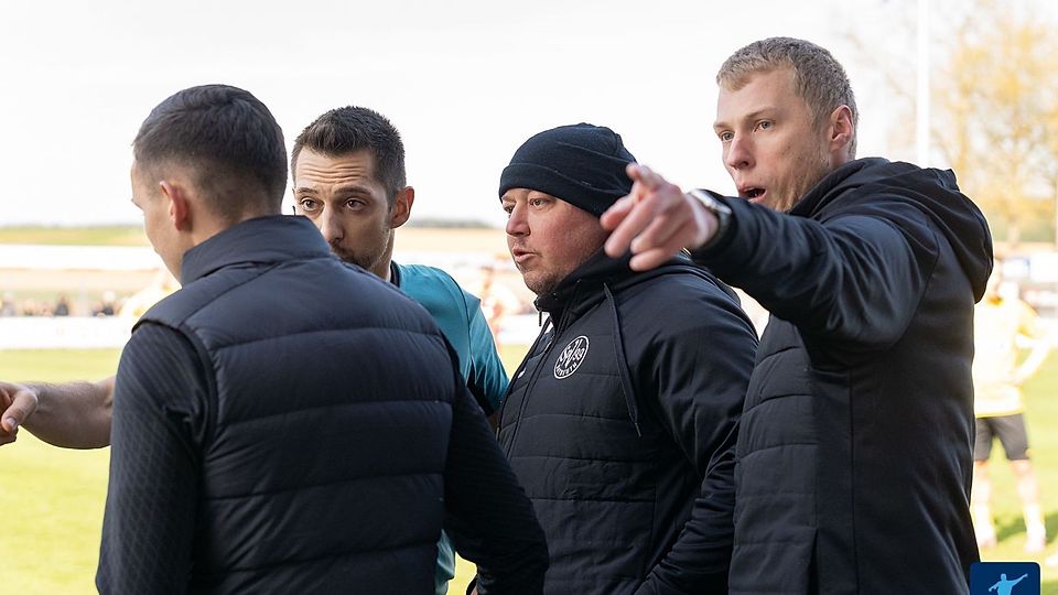 "Wir haben es nicht geschafft, uns hier der Atmosphäre zu stellen." Das sagte Bayreuths Cheftrainer Lukas Kling (Mitte) nach der hitzigen Partie in Hankofen.