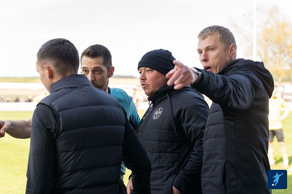 "Wir haben es nicht geschafft, uns hier der Atmosphäre zu stellen." Das sagte Bayreuths Cheftrainer Lukas Kling (Mitte) nach der hitzigen Partie in Hankofen.