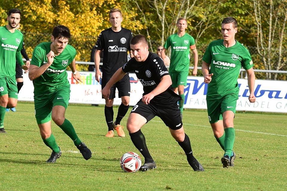 Maximilian Aschner (am Ball) und seine Kollegen vom TSV Schwabmünchen wollen gegen Oberweikertshofen den dritten Dreier in Serie.